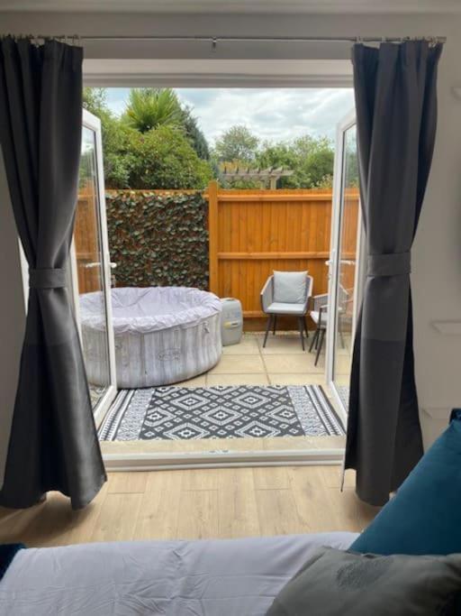 Stylish 1 Bedroom Studio Outdoor Area And Hot Tub Bournemouth Exterior photo